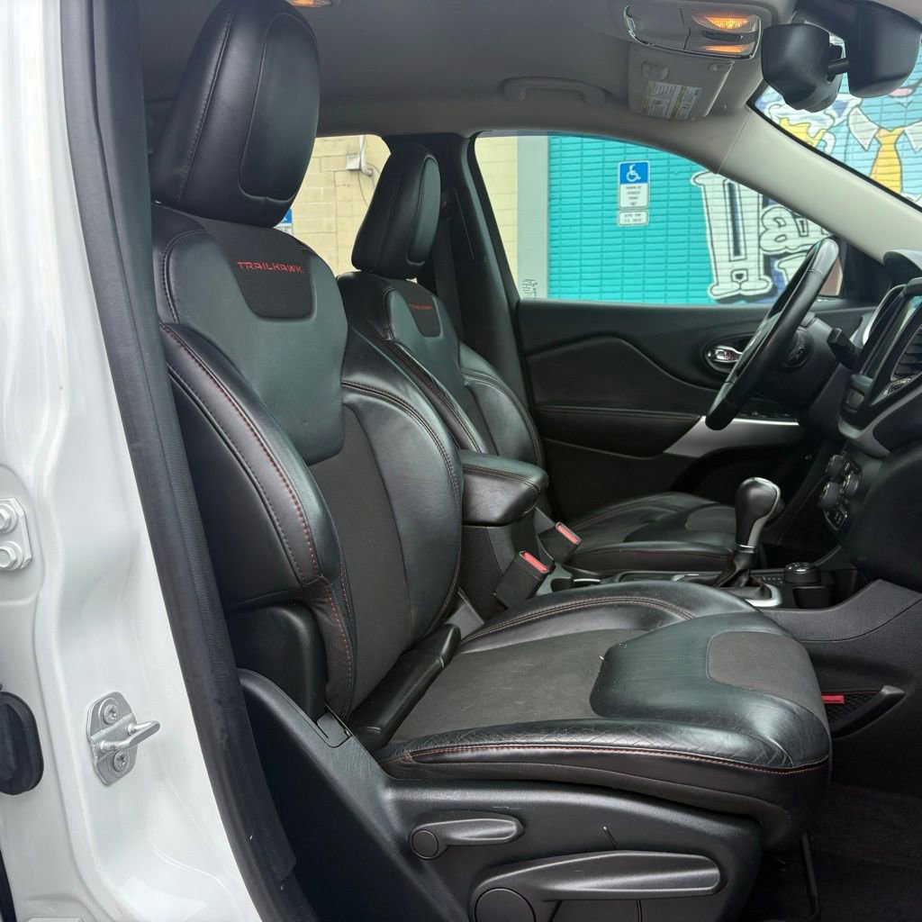 Used 2017 Jeep Cherokee Trailhawk w/ Comfort/Convenience Group AWD/4WD image 17