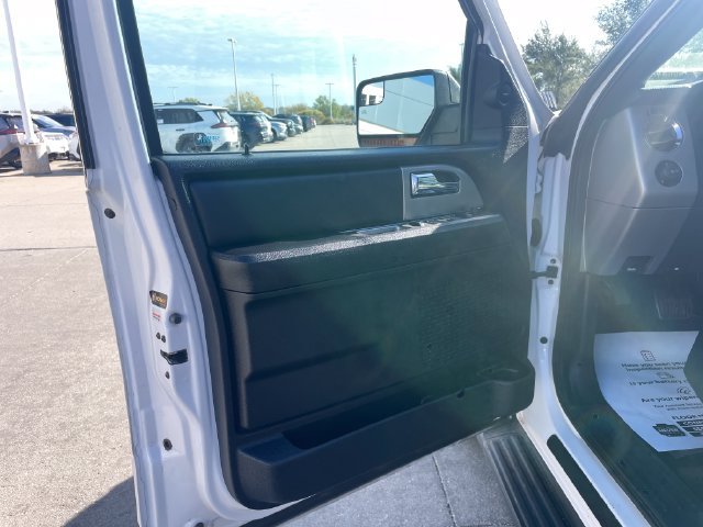 Used 2017 Ford Expedition XLT w/ Equipment Group 202A AWD/4WD image 20