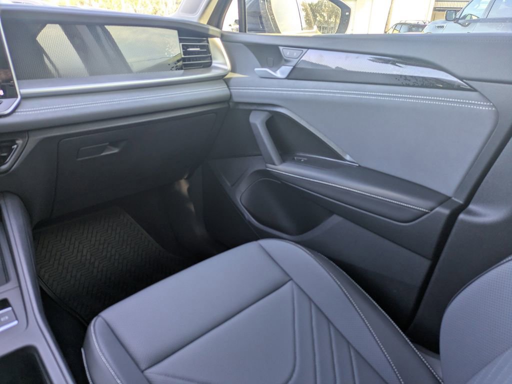 Used 2025 Volkswagen Tiguan SE image 17