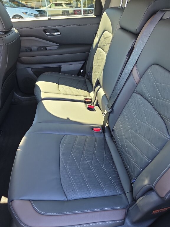 New 2025 Nissan Pathfinder Platinum image 4