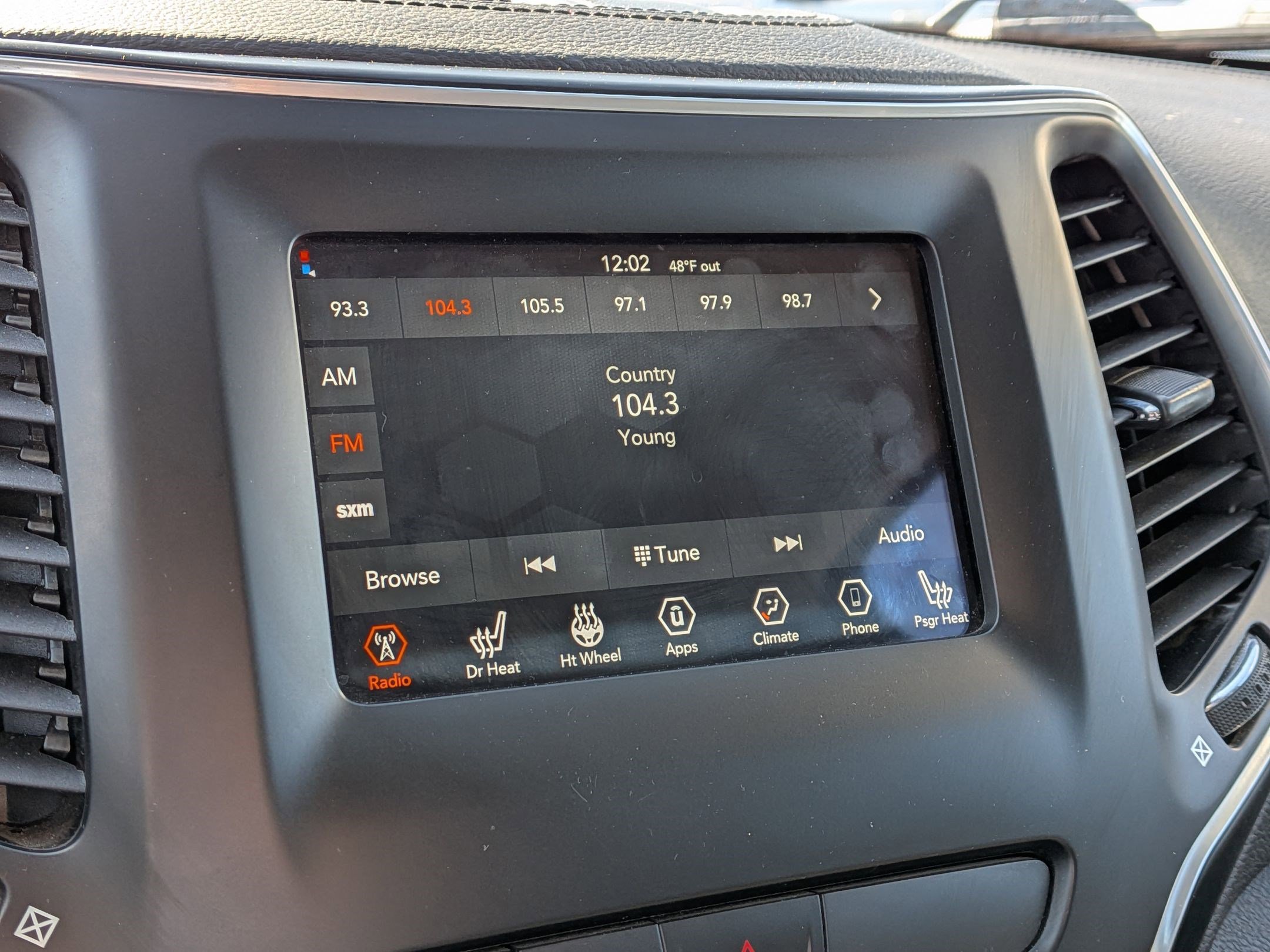 Used 2020 Jeep Cherokee Latitude Plus w/ Cold Weather Group image 23