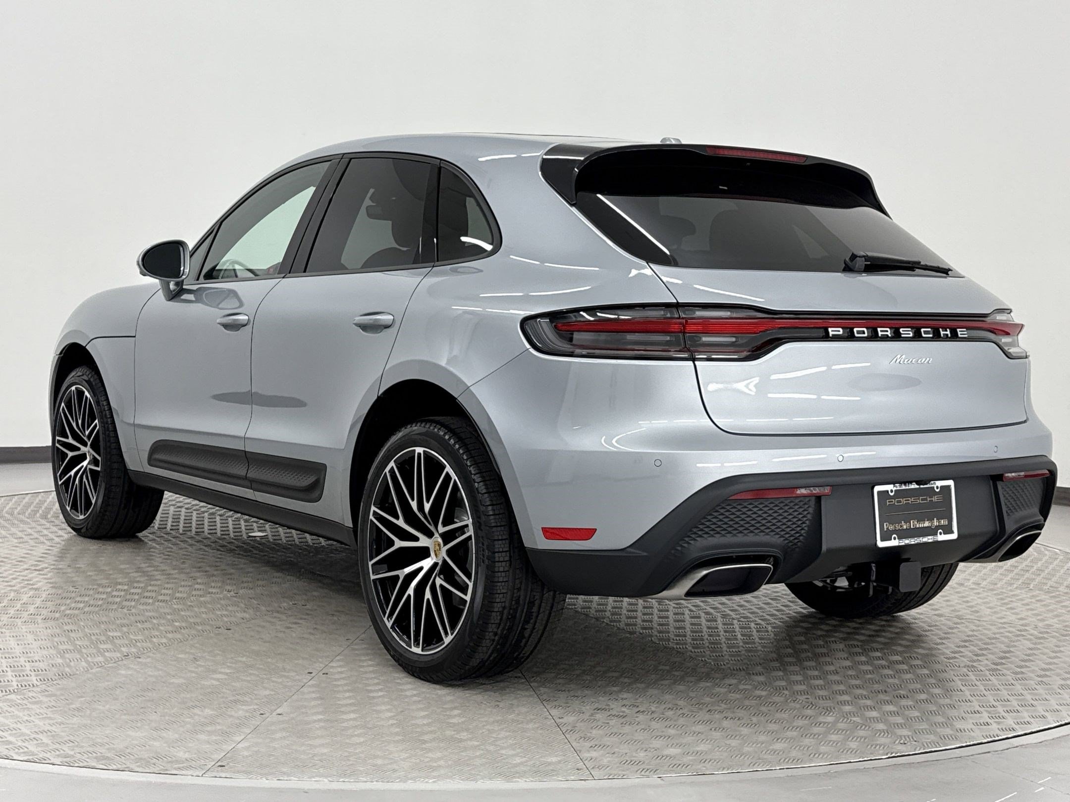 Used 2025 Porsche Macan AWD/4WD image 3
