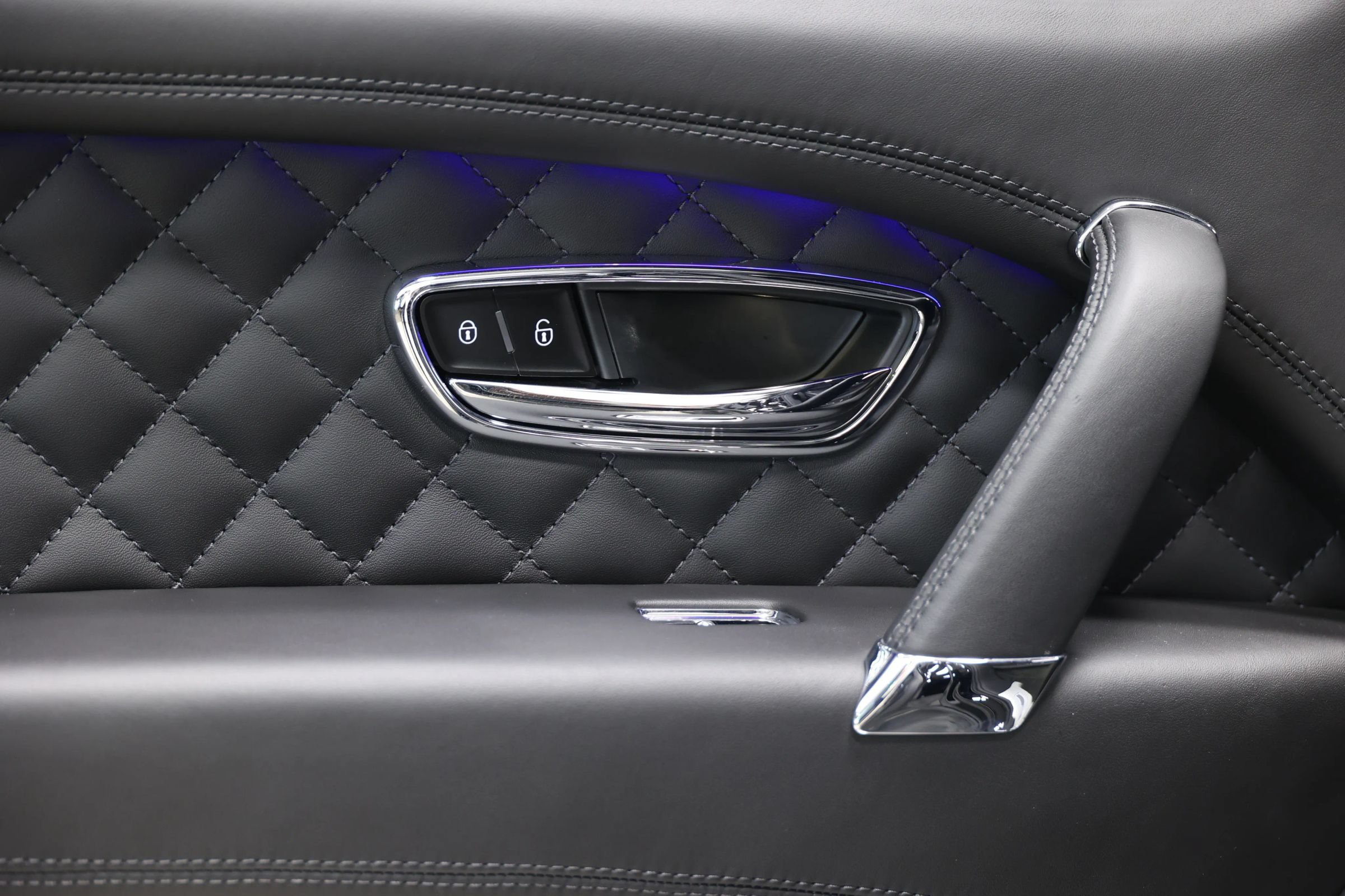 Used 2020 Bentley Bentayga Plug-In Hybrid AWD/4WD image 48
