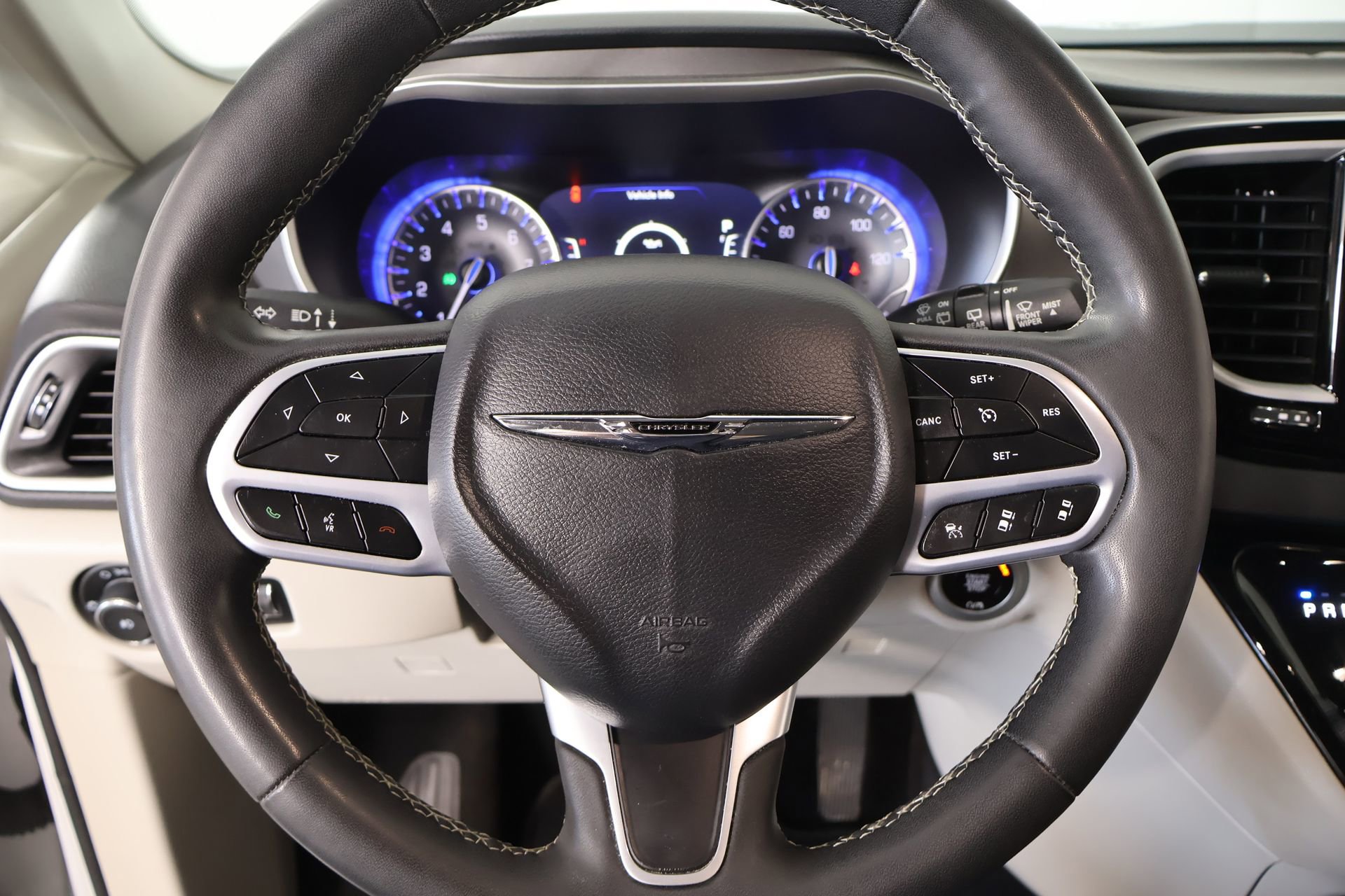 Used 2023 Chrysler Pacifica Touring-L image 3