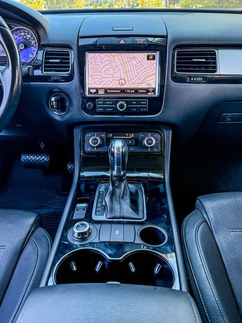 Used 2013 Volkswagen Touareg Sport image 32