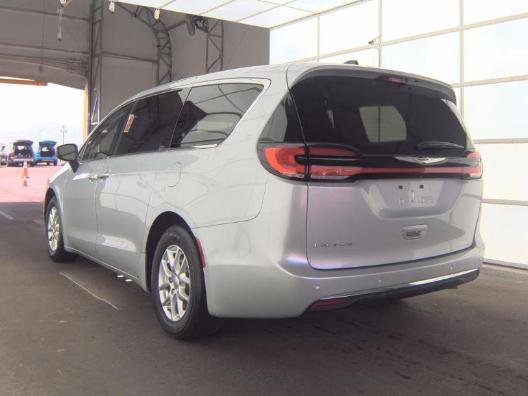 Used 2023 Chrysler Pacifica Touring-L FWD image 5