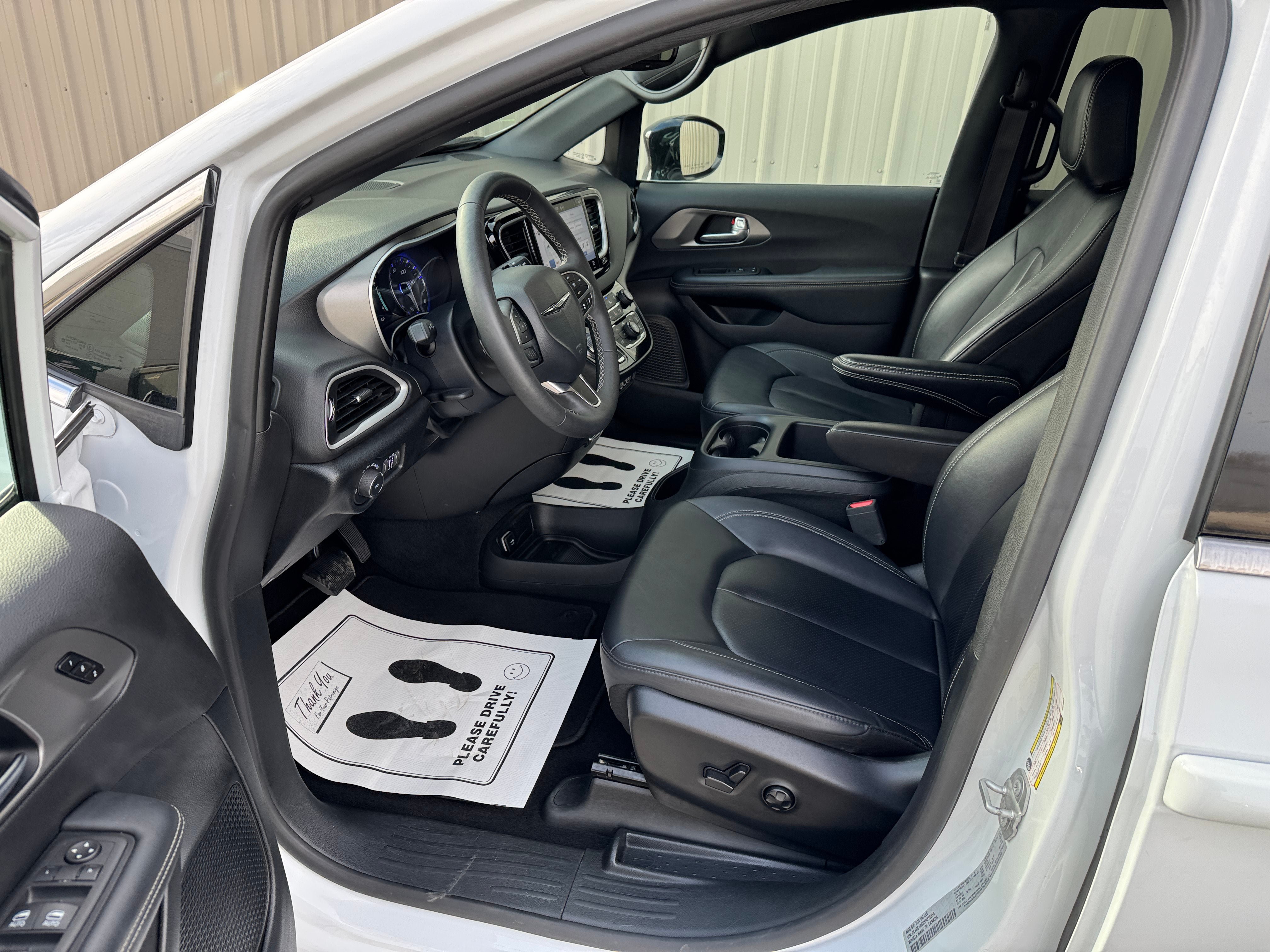 Used 2025 Chrysler Pacifica Select FWD image 9