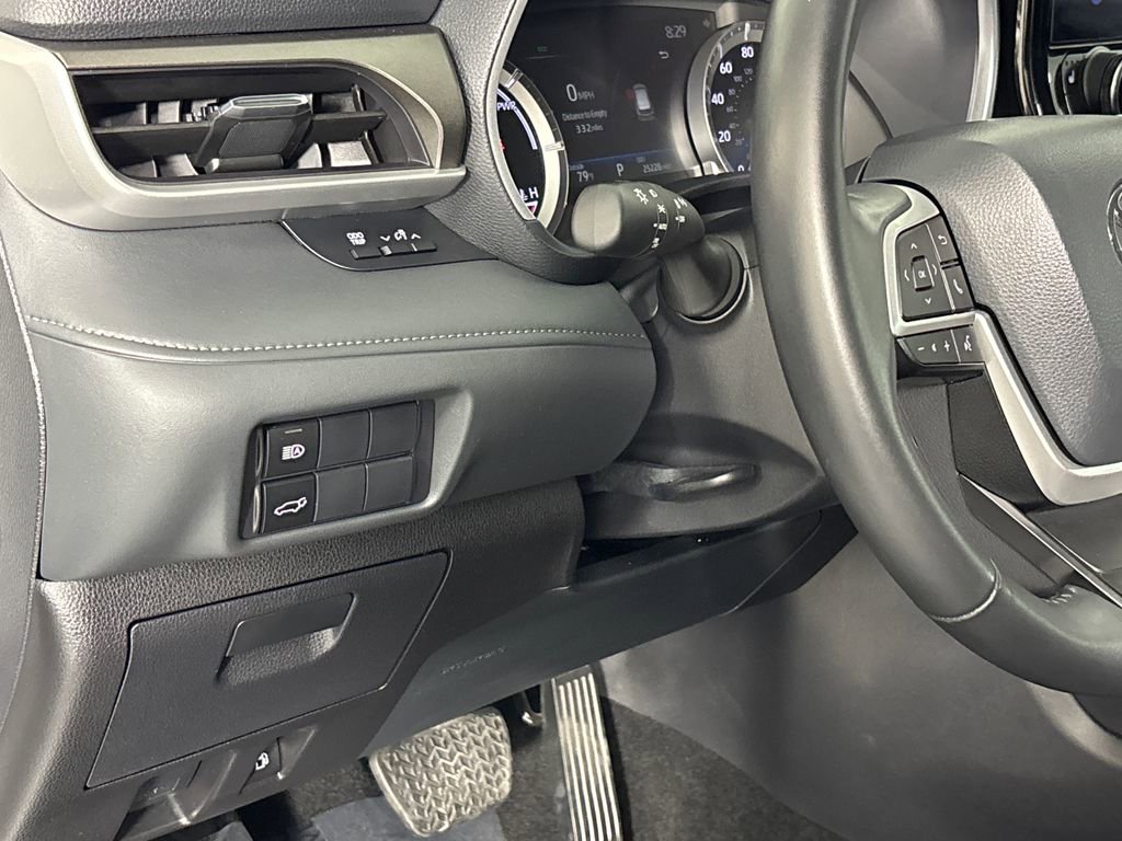 Certified 2024 Toyota Highlander XLE FWD image 12