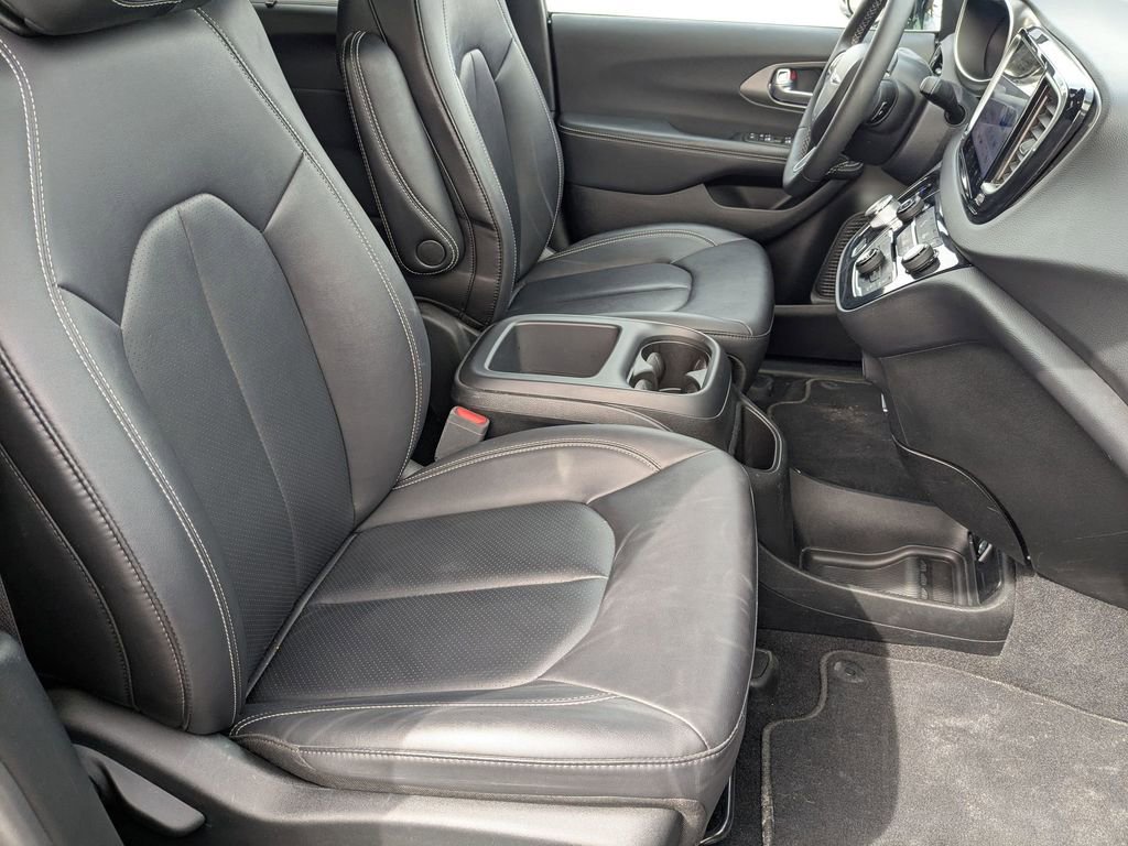 Used 2025 Chrysler Pacifica Select image 35