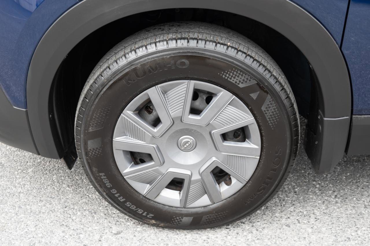 Used 2025 Nissan Kicks S w/ Charging Package FWD image 16