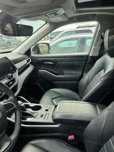 Used 2023 Toyota Highlander XLE image 4