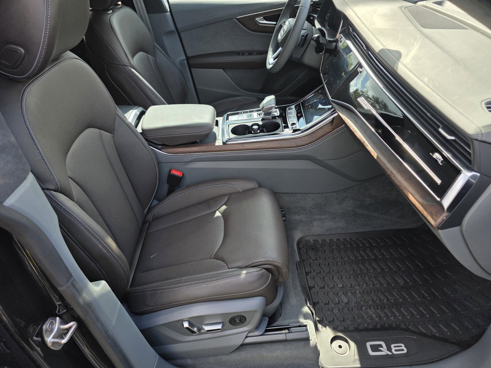 Used 2024 Audi Q8 Prestige AWD/4WD image 3