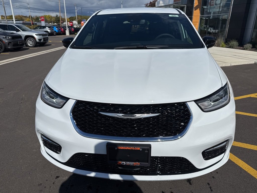 New 2026 Chrysler Pacifica Select image 2