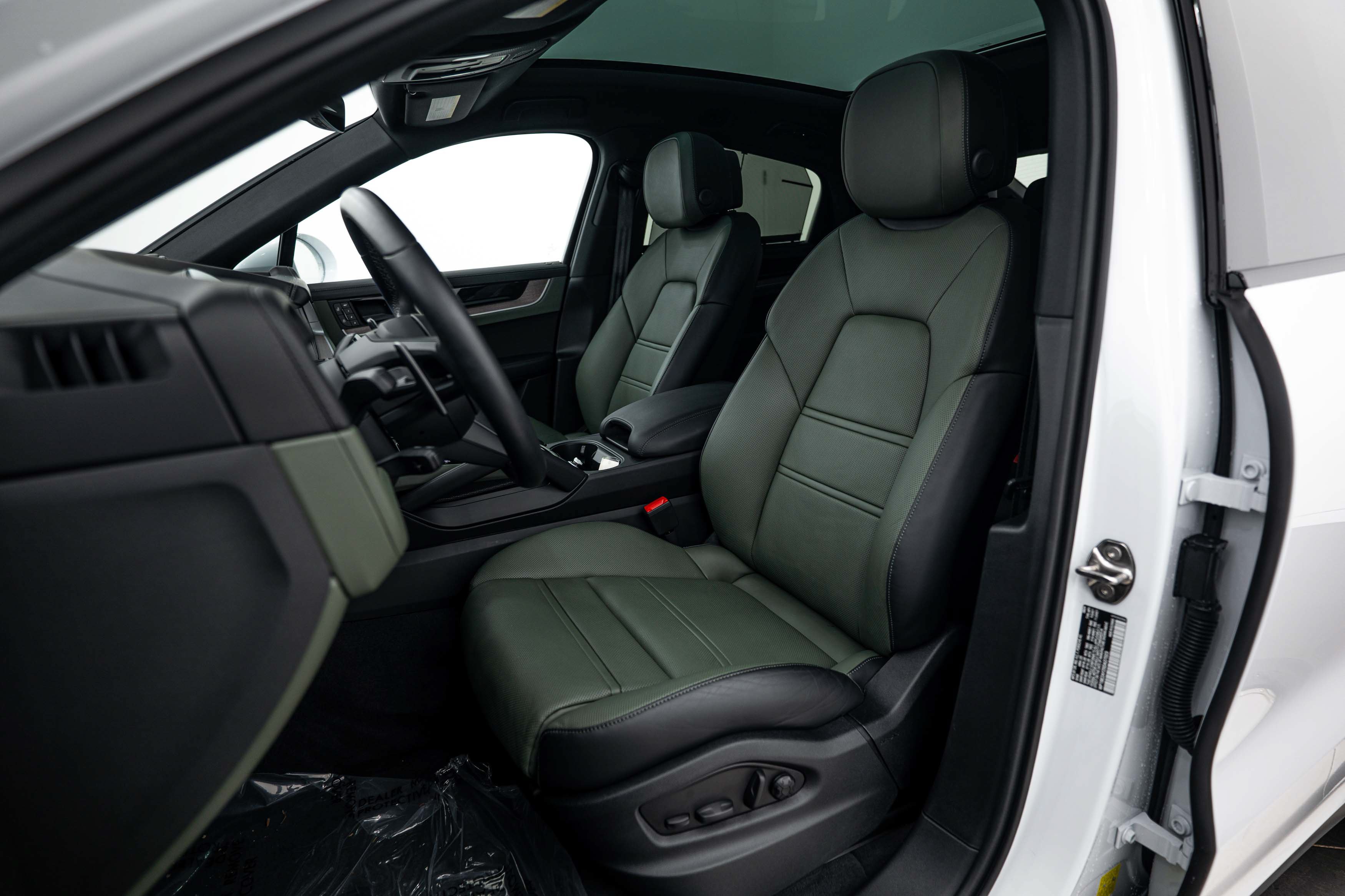Certified 2025 Porsche Cayenne E-Hybrid Coupe AWD/4WD image 5