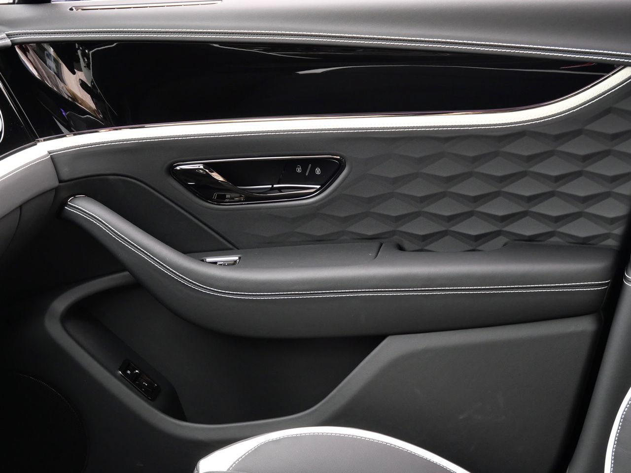 Used 2025 Bentley Flying Spur Plug-In Hybrid AWD/4WD image 19