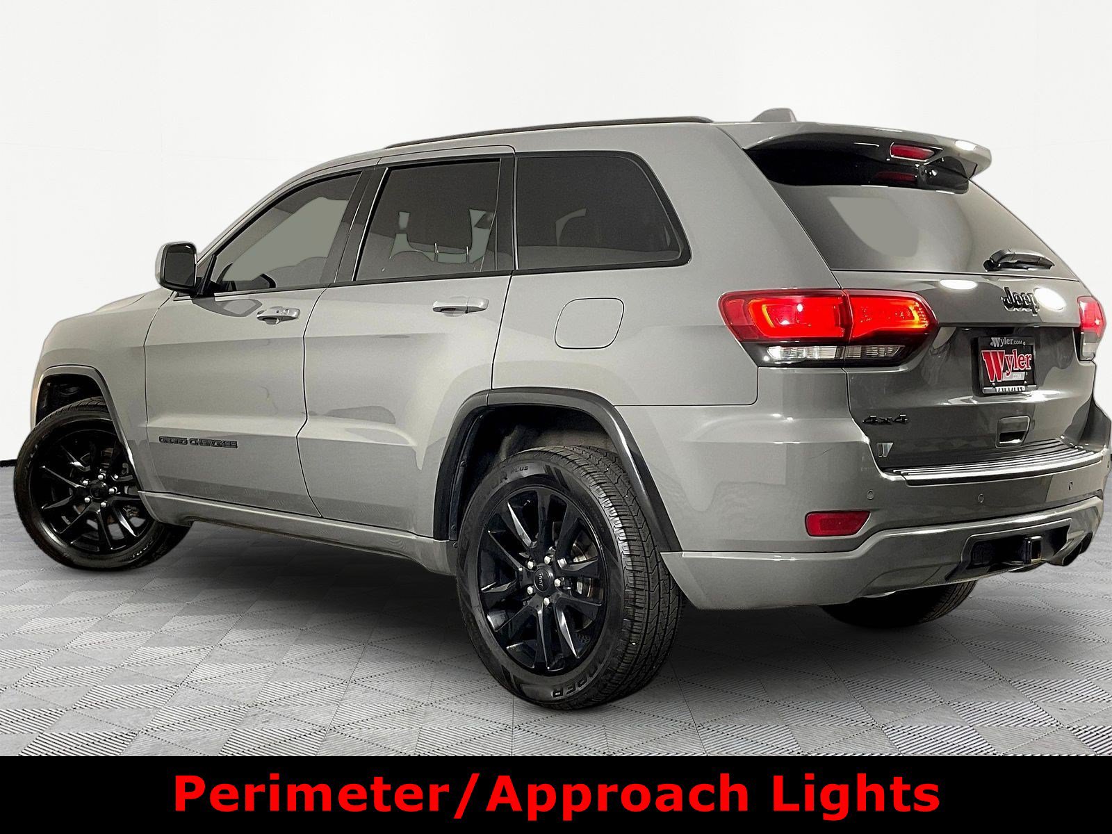 Used 2019 Jeep Grand Cherokee Altitude AWD/4WD image 4