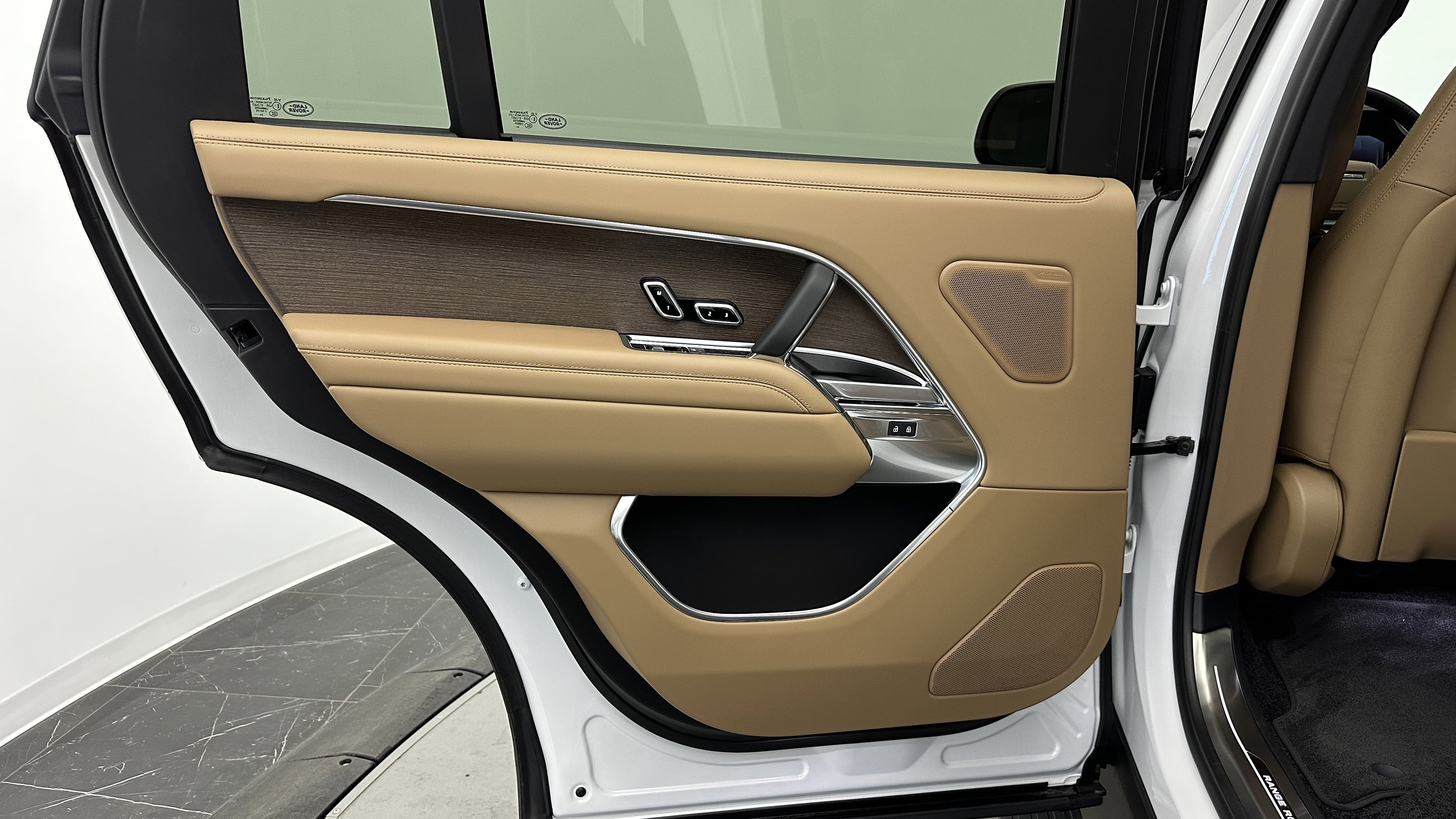 Used 2025 Land Rover Range Rover Long Wheelbase SE image 27