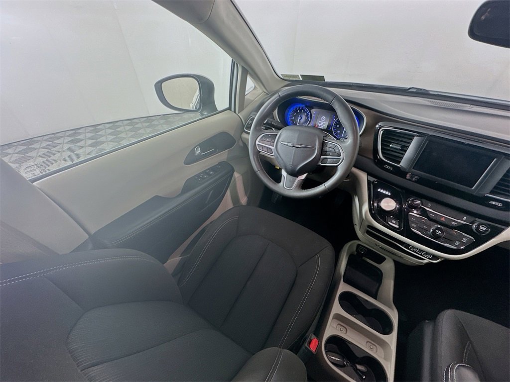 Used 2023 Chrysler Voyager LX image 9