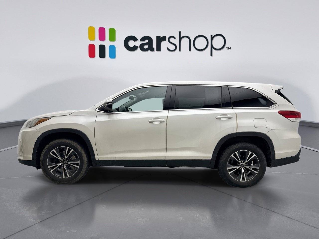Used 2019 Toyota Highlander LE FWD image 2