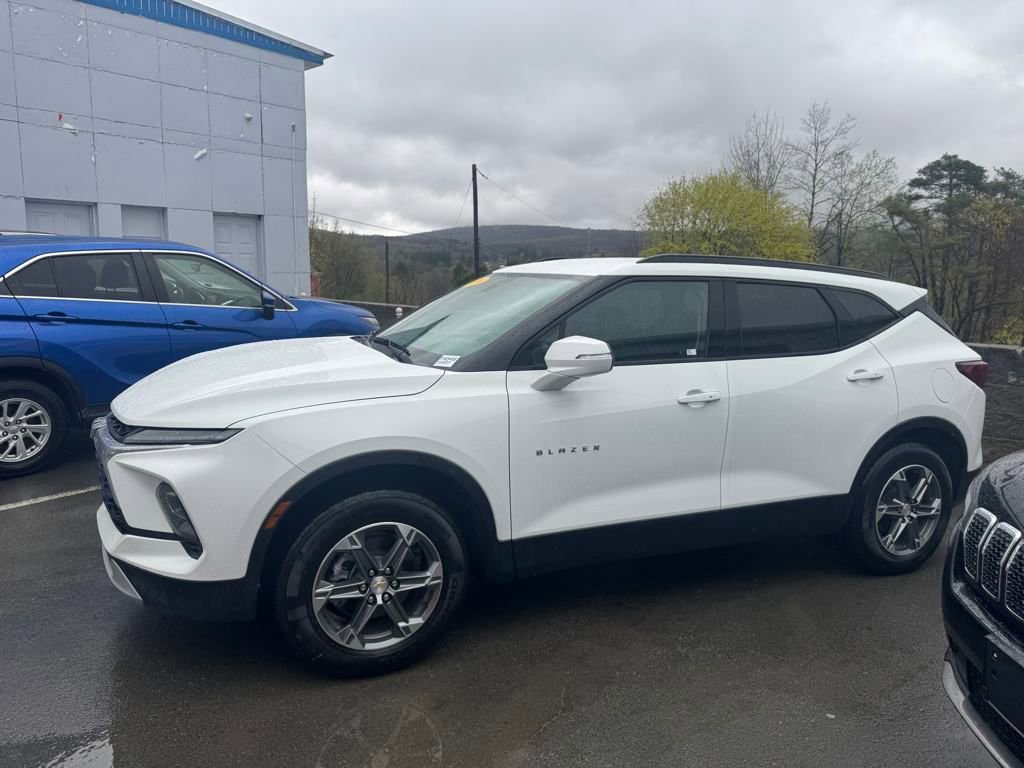 Used 2024 Chevrolet Blazer LT image 2