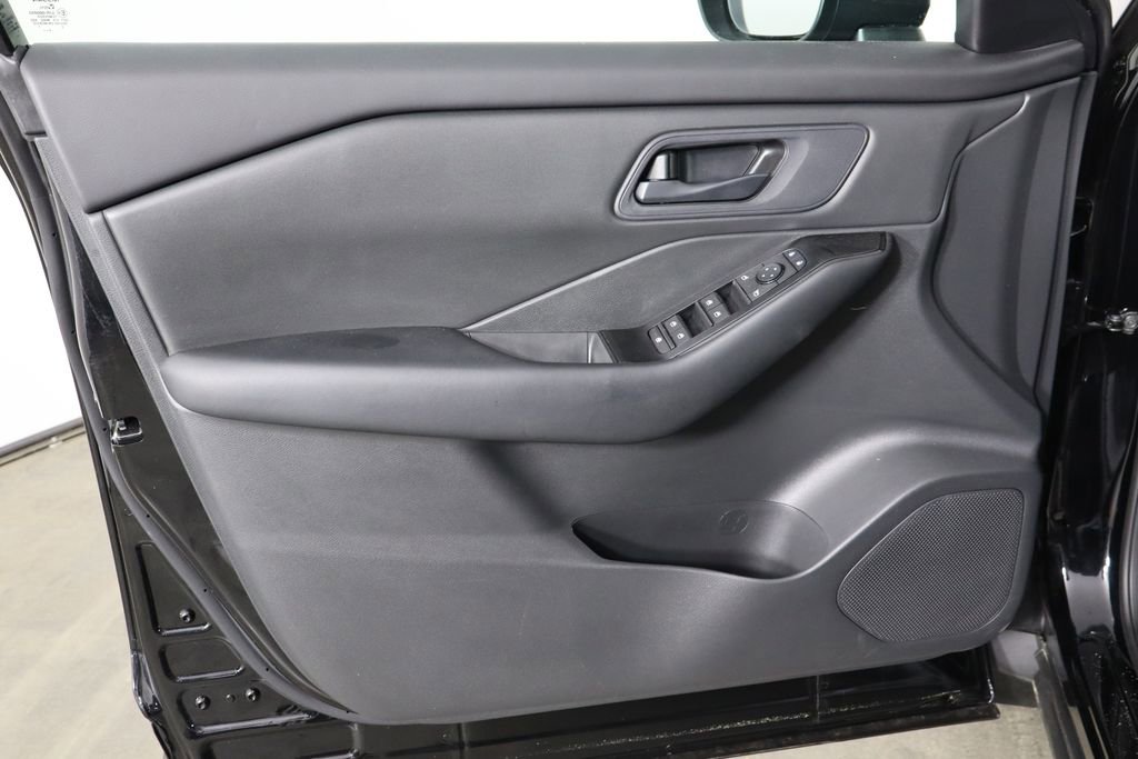 Used 2025 Nissan Rogue S image 20