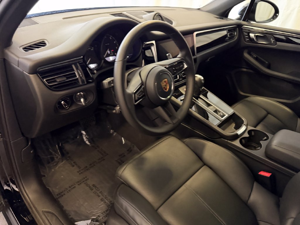 Certified 2026 Porsche Macan AWD/4WD image 4