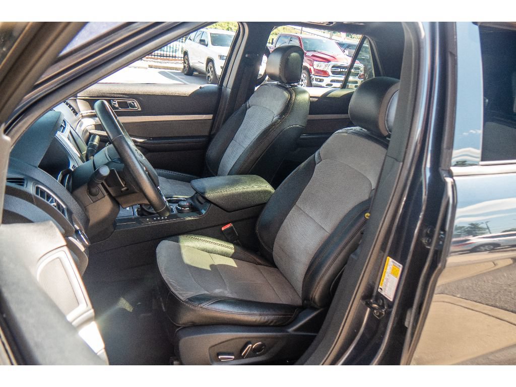 Used 2017 Ford Explorer XLT w/ Equipment Group 202A AWD/4WD image 12
