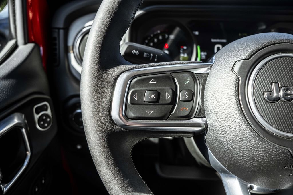 Used 2025 Jeep Wrangler Unlimited Sahara image 25