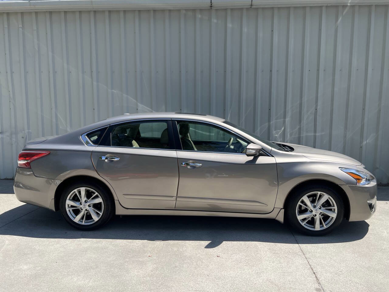 Used 2013 Nissan Altima 2.5 SL w/ Technology Pkg FWD image 2