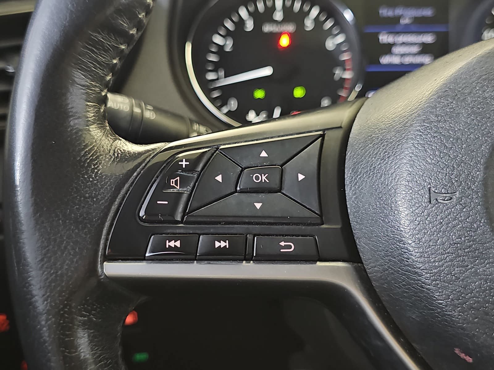 Used 2018 Nissan Rogue SV w/ Premium Package FWD image 15