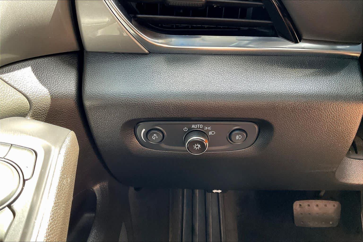 Used 2021 Chevrolet Traverse LT FWD image 33