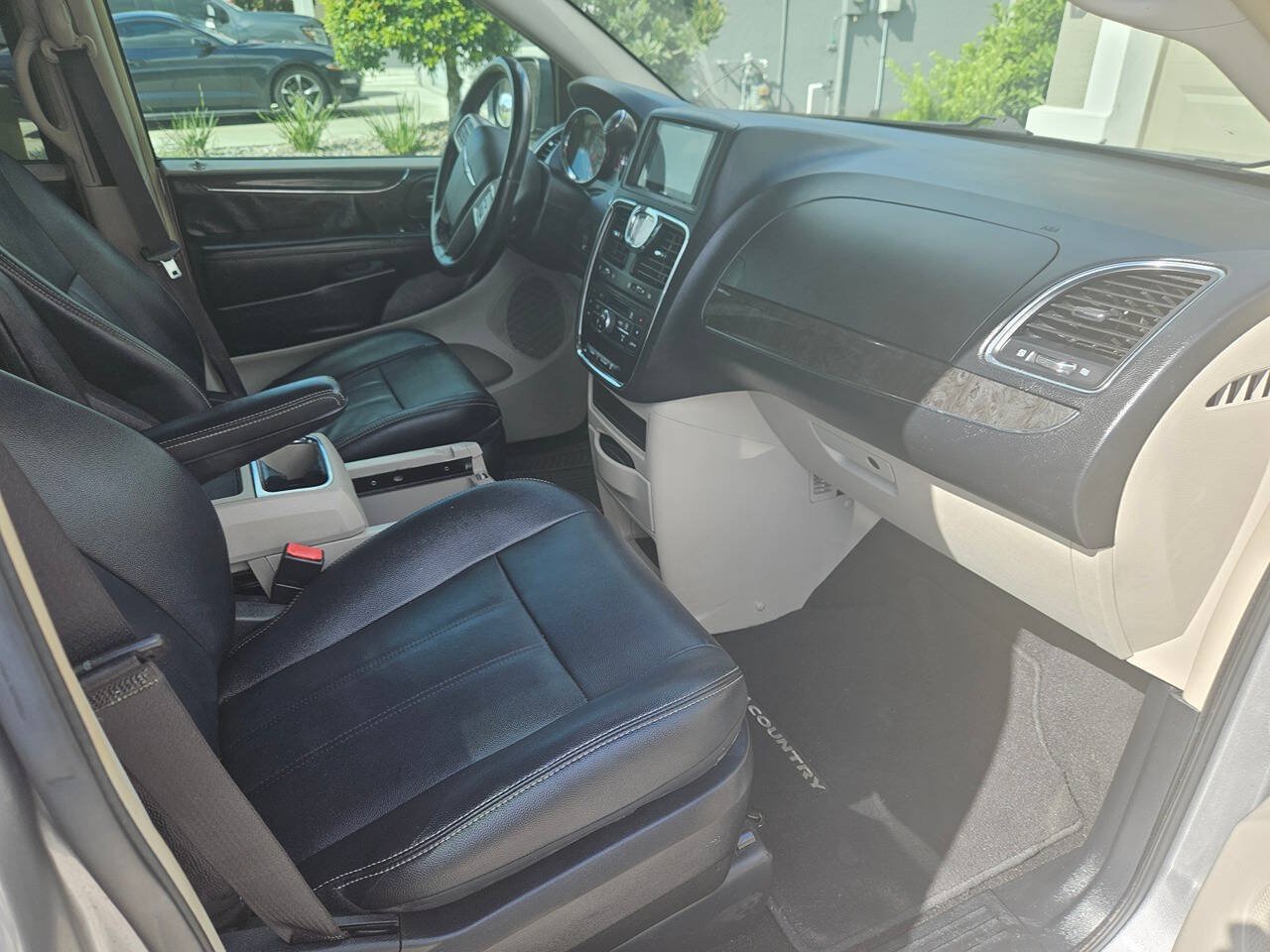 Used 2016 Chrysler Town & Country Touring FWD image 15
