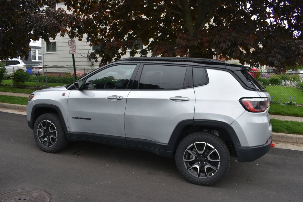 Used 2025 Jeep Compass Trailhawk AWD/4WD image 8