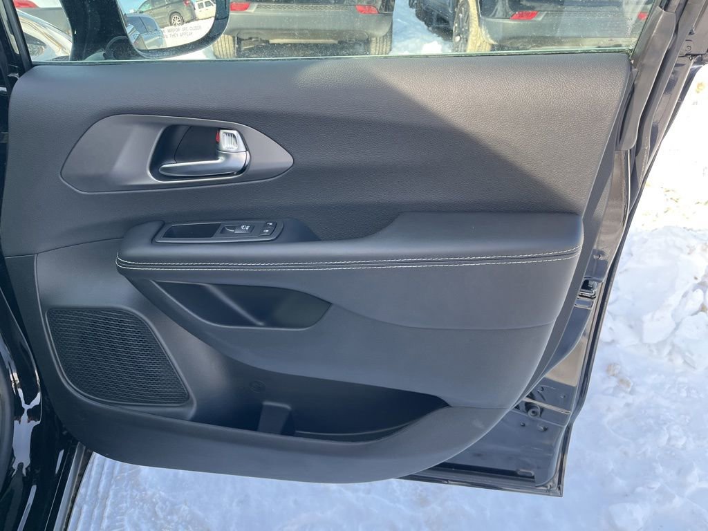 New 2026 Chrysler Pacifica Select FWD image 10