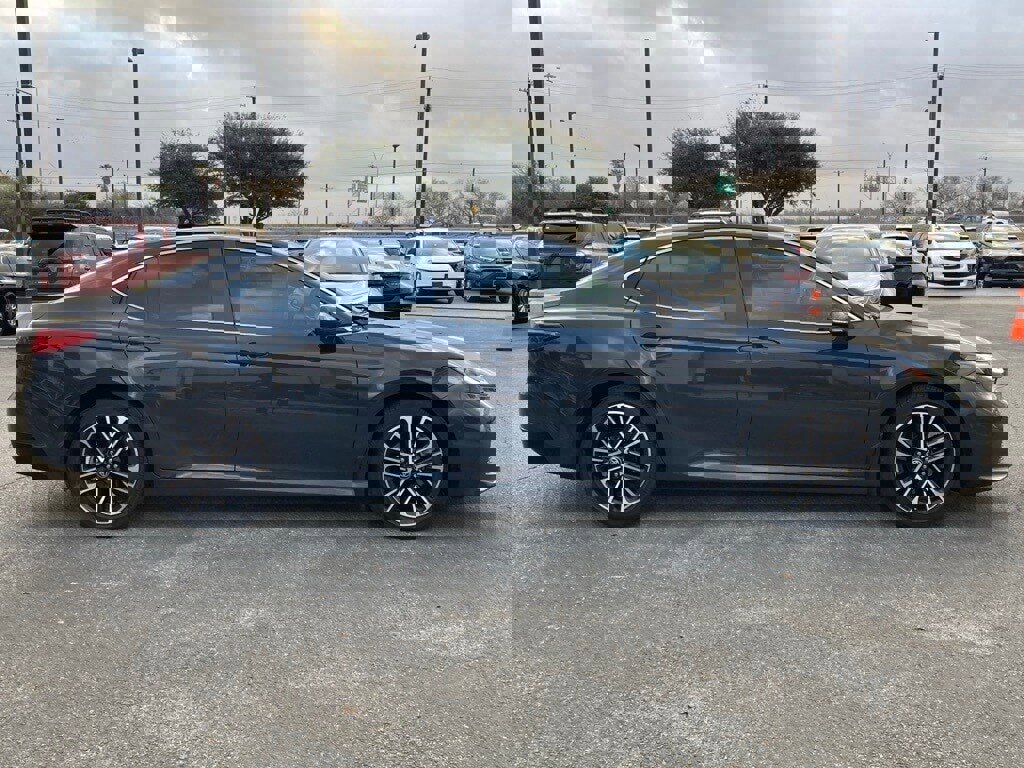 Used 2025 Toyota Camry XLE image 4