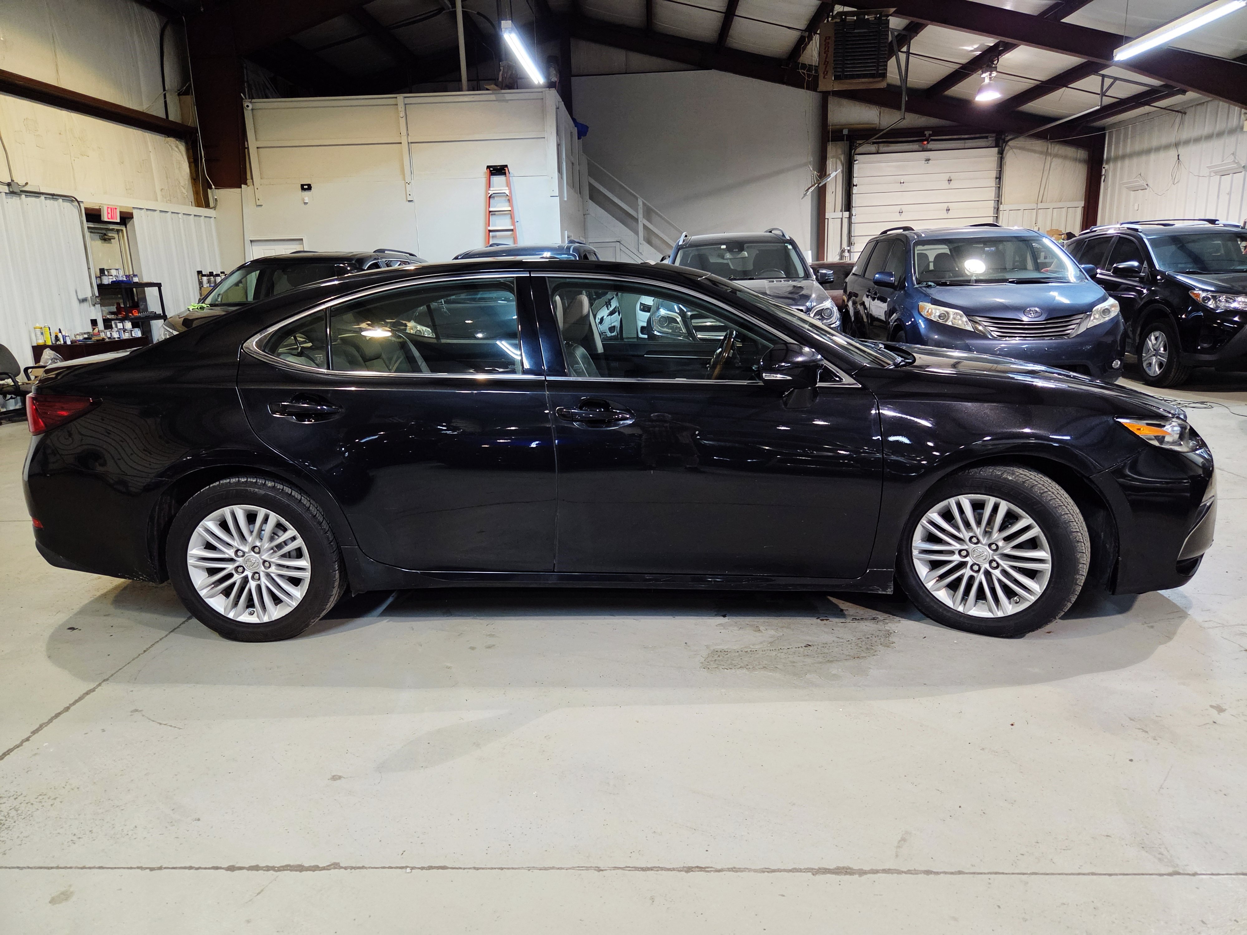 Used 2016 Lexus ES 350 w/ Premium Package w/Wood Trim FWD image 10