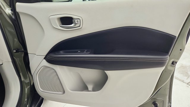 Used 2019 Jeep Compass Latitude FWD image 32