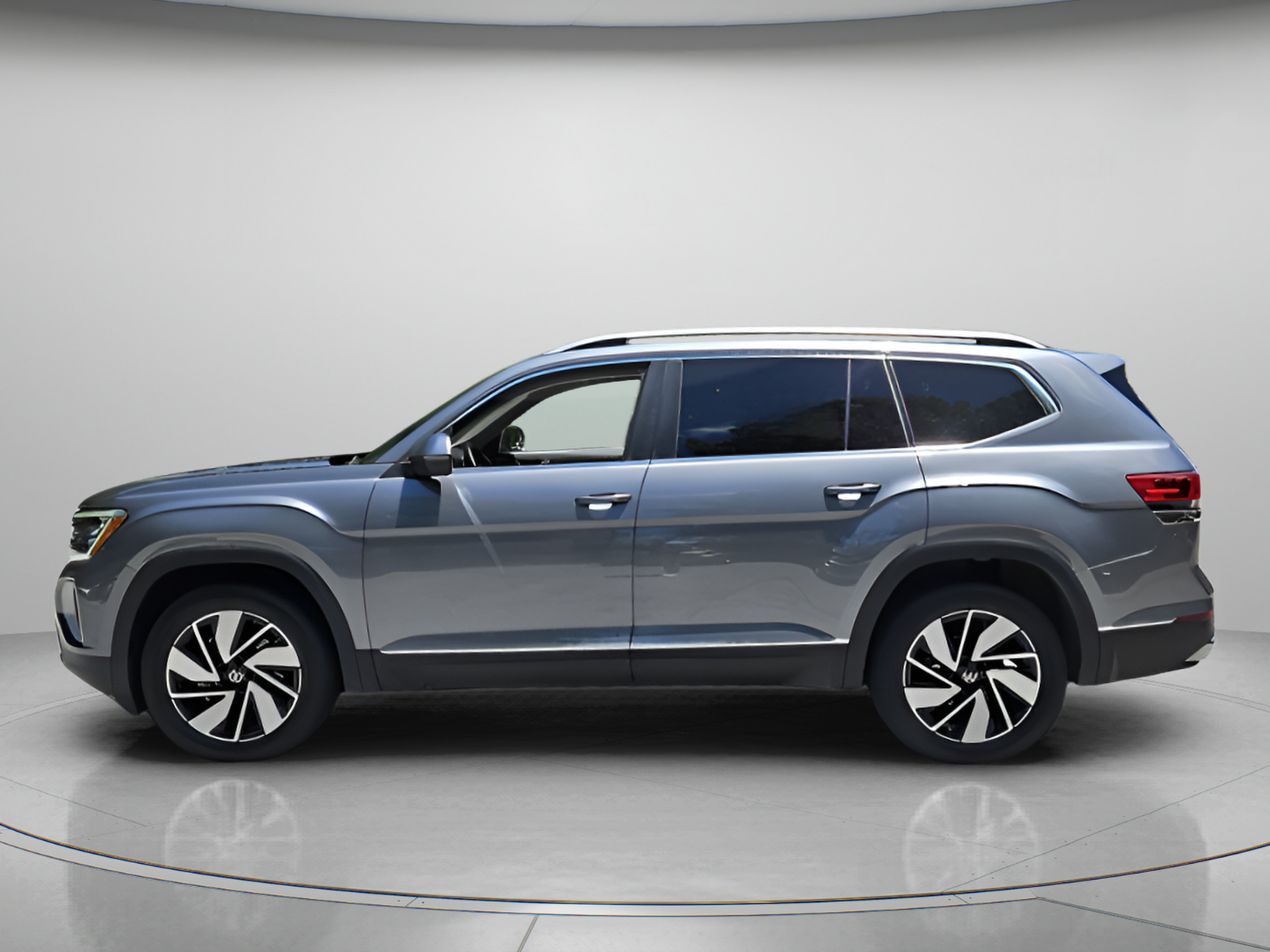 Used 2024 Volkswagen Atlas SEL AWD/4WD image 2
