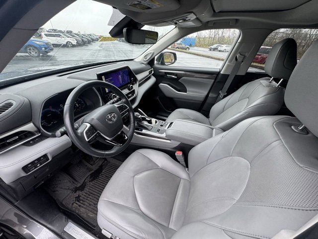 Used 2023 Toyota Highlander Limited image 13