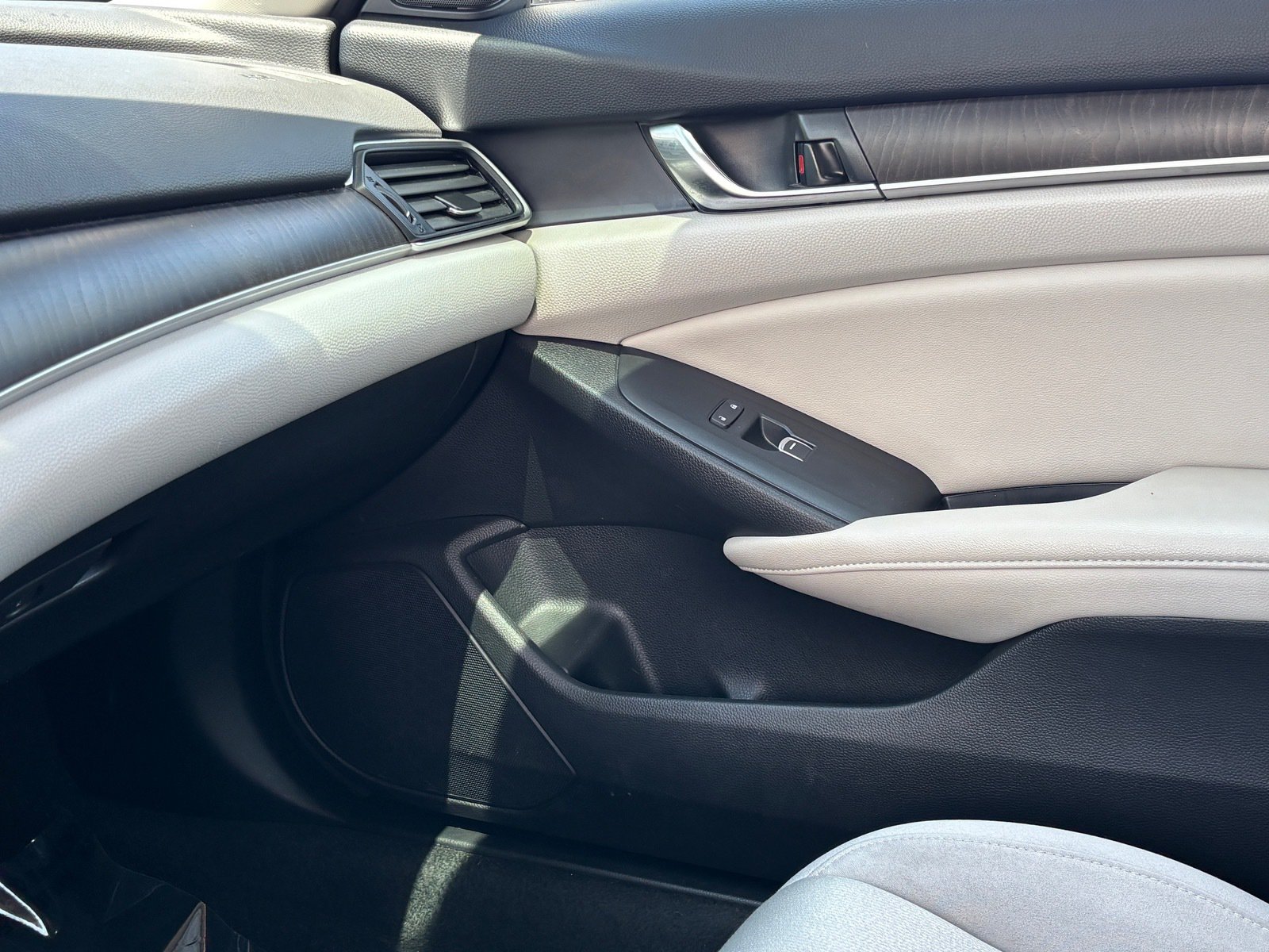 Used 2020 Honda Accord EX image 19