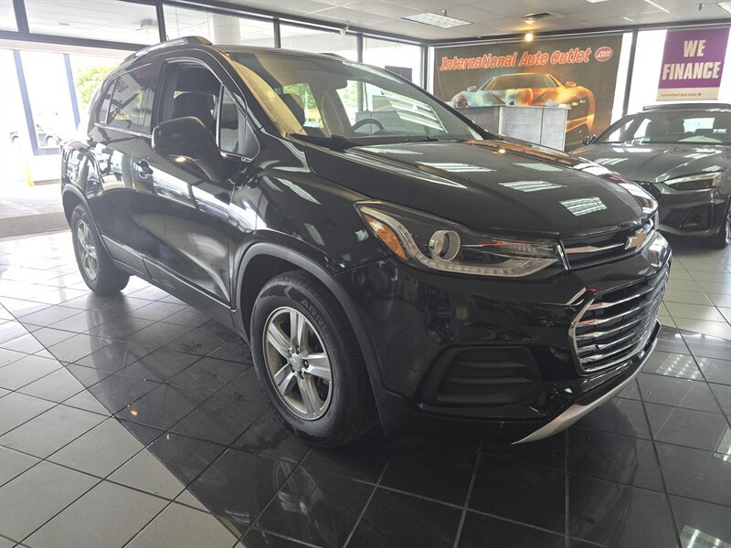 Used 2019 Chevrolet Trax LT w/ LT Convenience Package FWD image 3