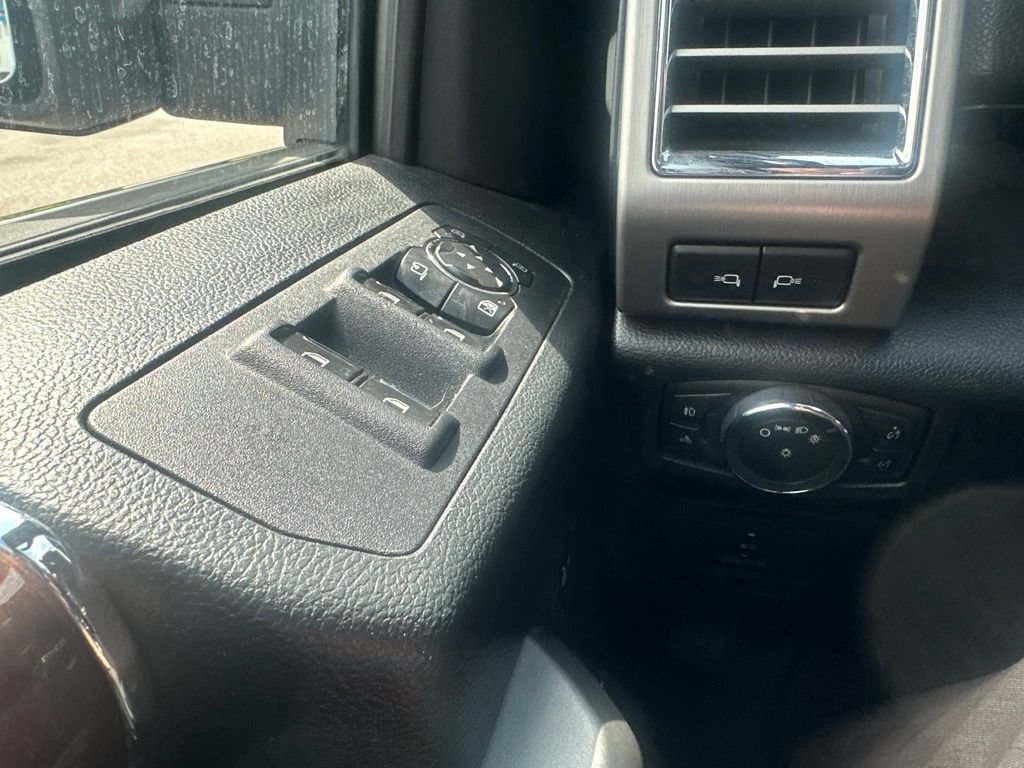 Used 2016 Ford F150 Platinum w/ Equipment Group 701A Luxury AWD/4WD image 34