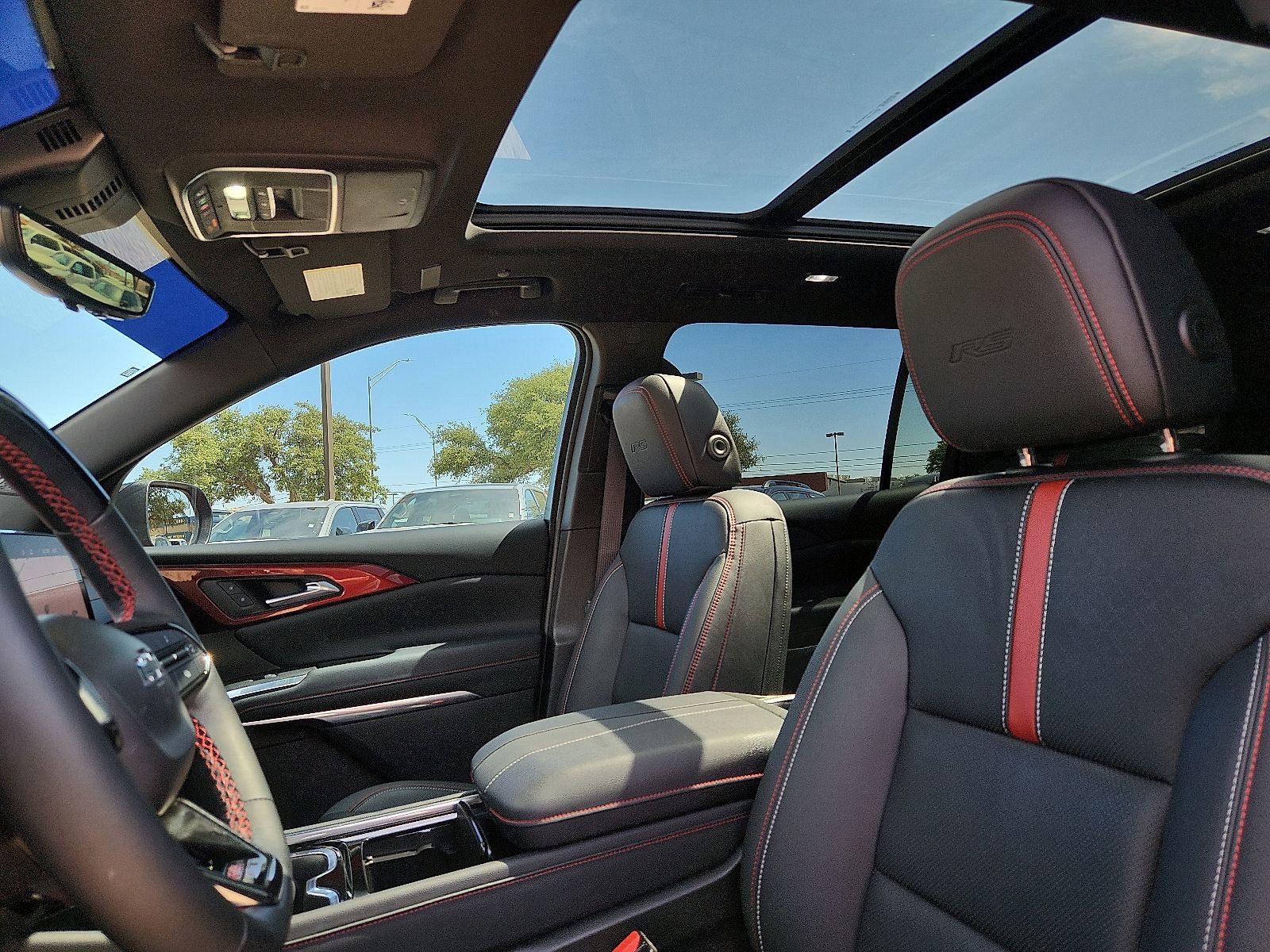 Used 2024 Chevrolet Traverse RS FWD image 16