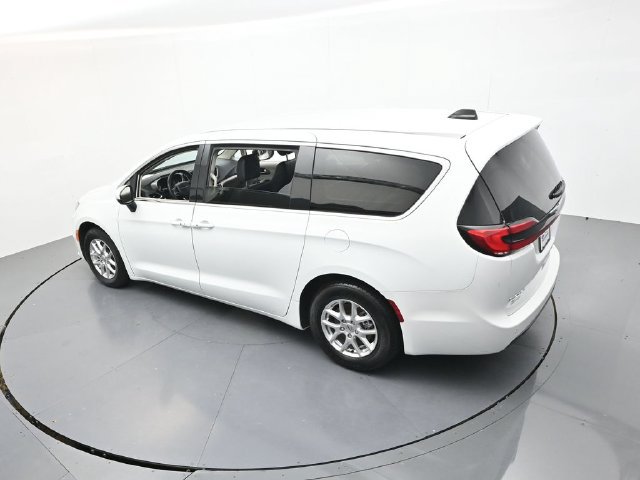 Used 2023 Chrysler Pacifica Touring-L FWD image 38