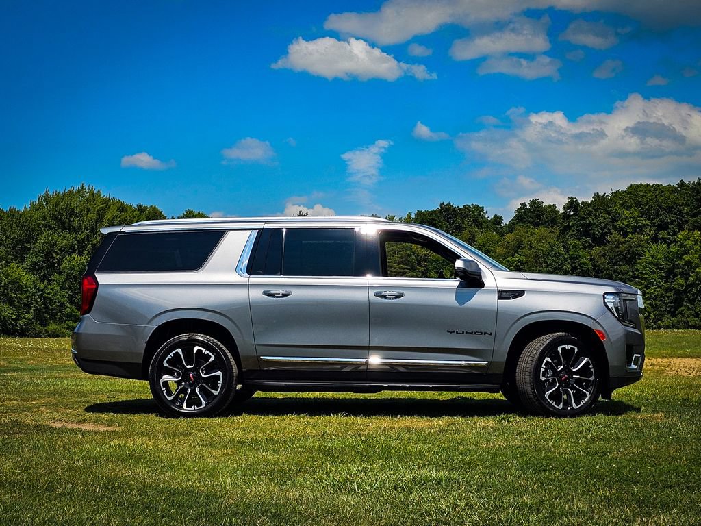 Used 2022 GMC Yukon XL SLT w/ SLT Premium Package AWD/4WD image 3
