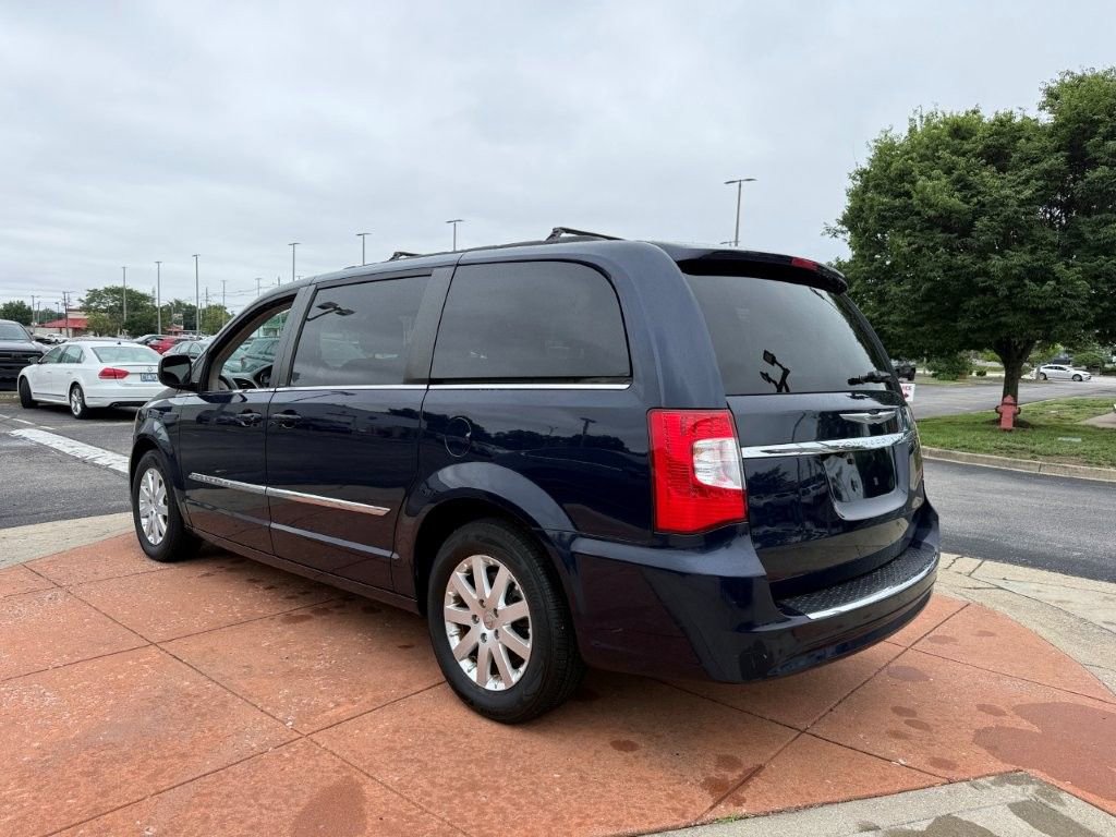 Used 2013 Chrysler Town & Country Touring FWD image 4