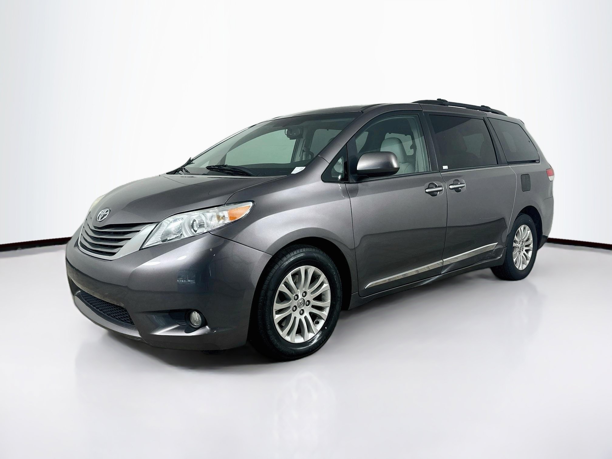 Used 2013 Toyota Sienna XLE FWD image 3