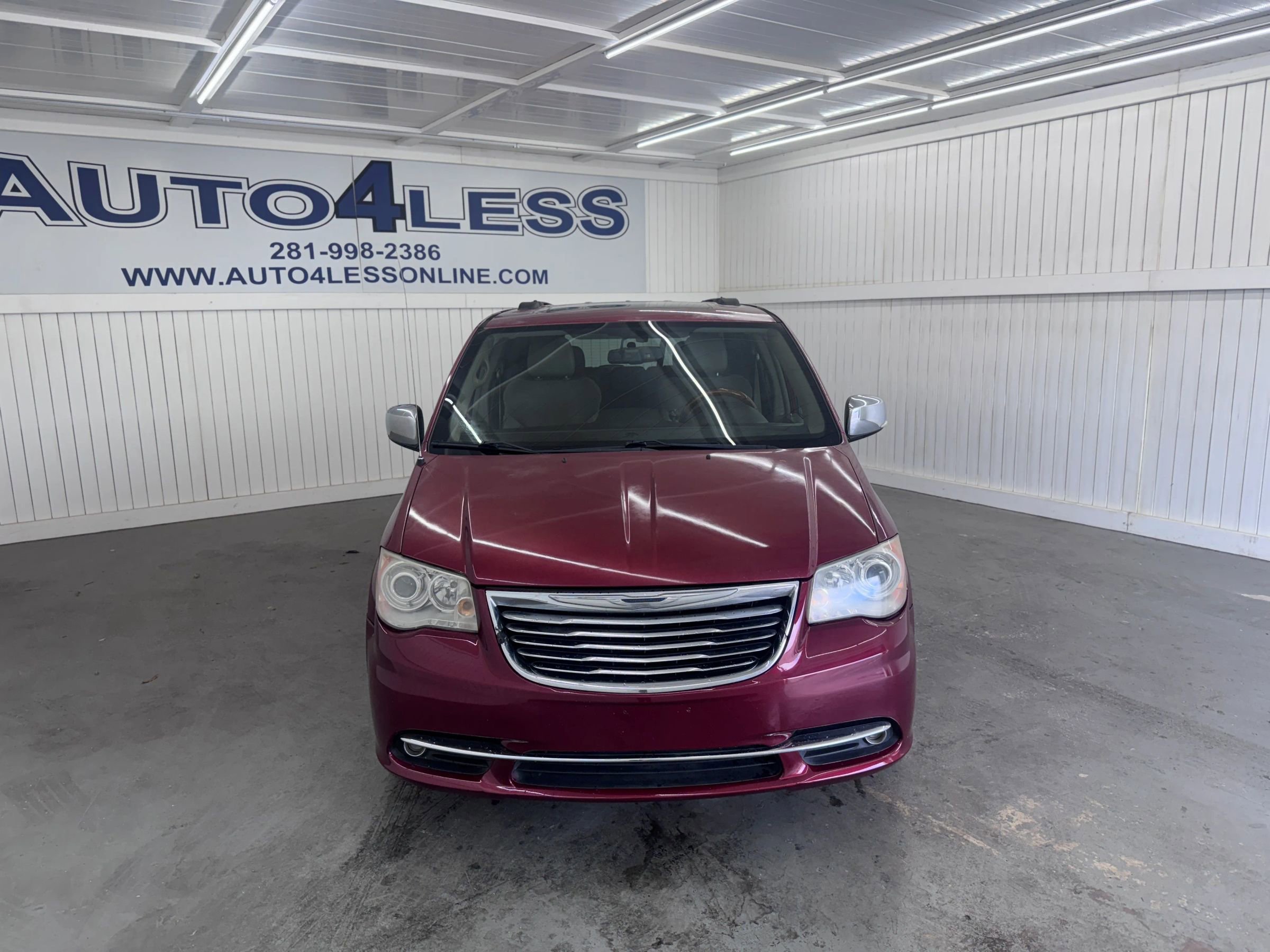 Used 2012 Chrysler Town & Country Limited w/ Luxury Group image 2