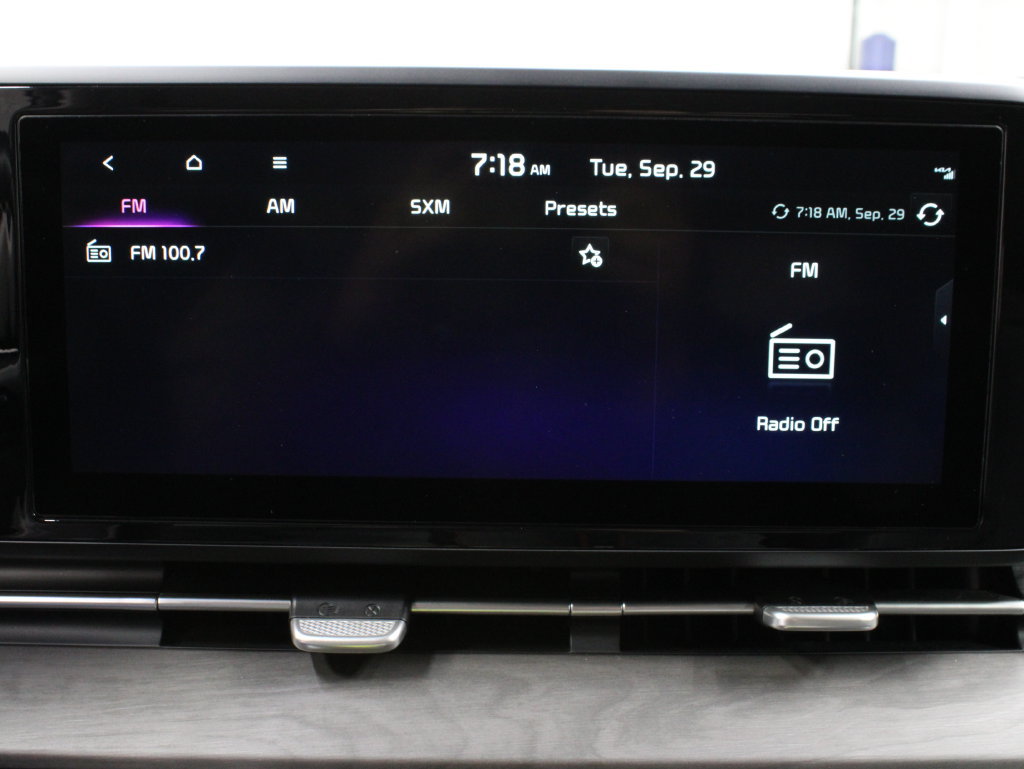 Used 2023 Kia Carnival EX FWD image 22