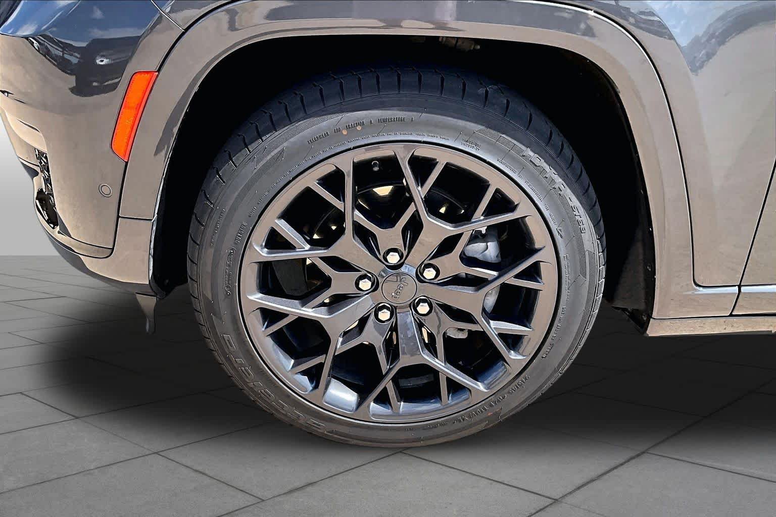 Used 2023 Jeep Grand Cherokee L Summit w/ High Altitude Package AWD/4WD image 9